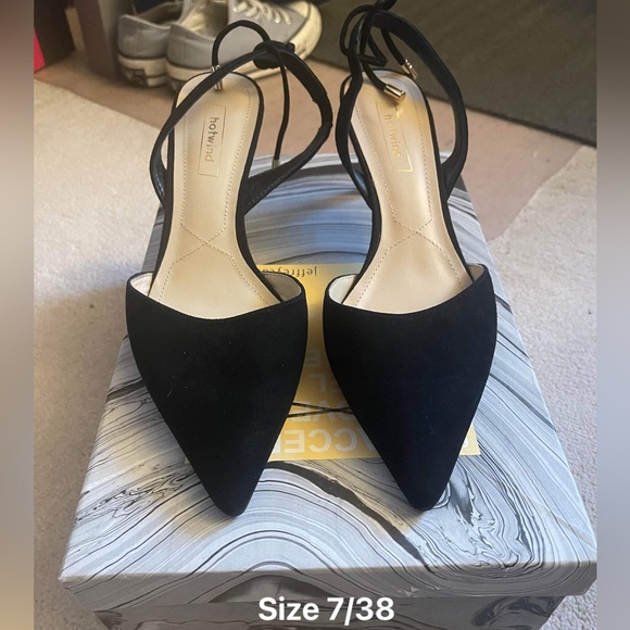 Shoes - Good condition hot wind black heel
